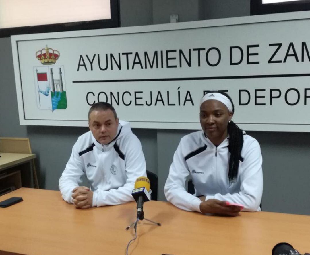 Fran García, junto a la pívot Chelsea Nelson