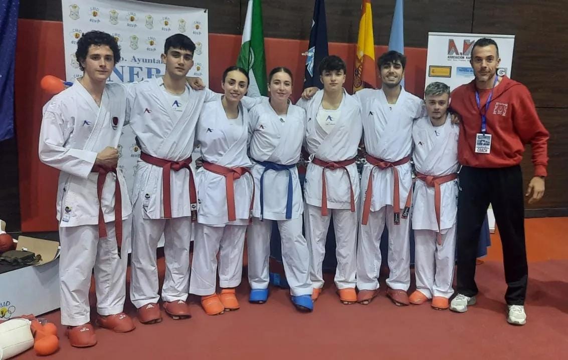 Alumnos de la escuela Muniicpal de karate