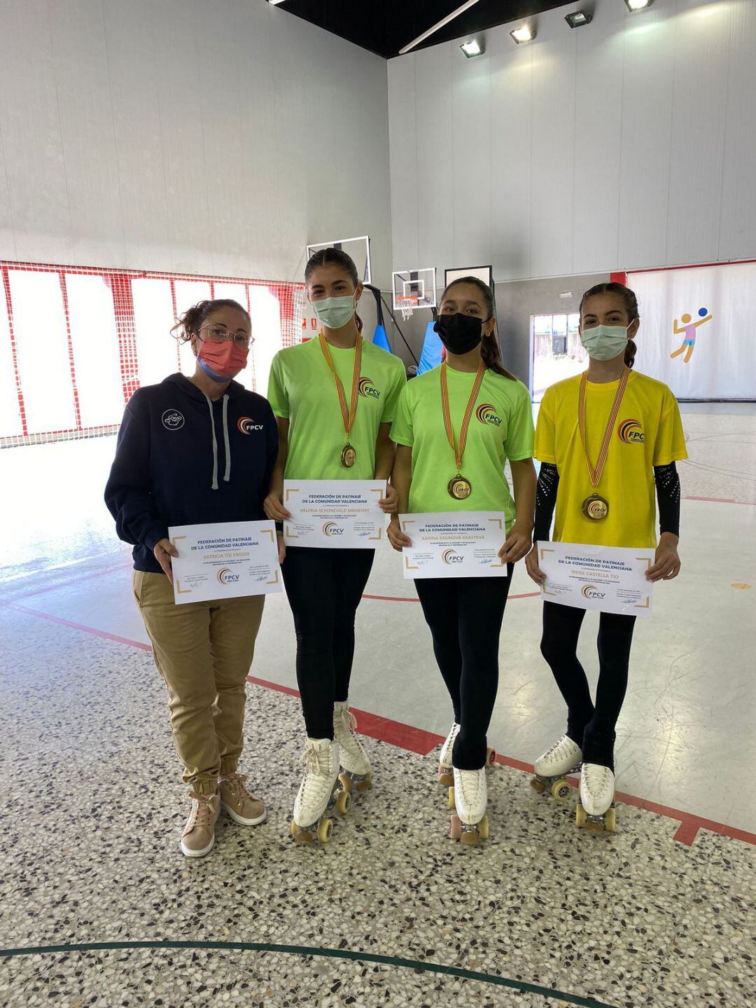 La entrenadora Patricia Tío y las patinadoras Valeria Schoneveld, Karina Kalinova e Irene Castella