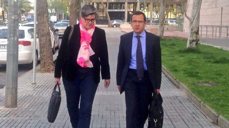 Ester Ventura, acompanyada del seu advocat.