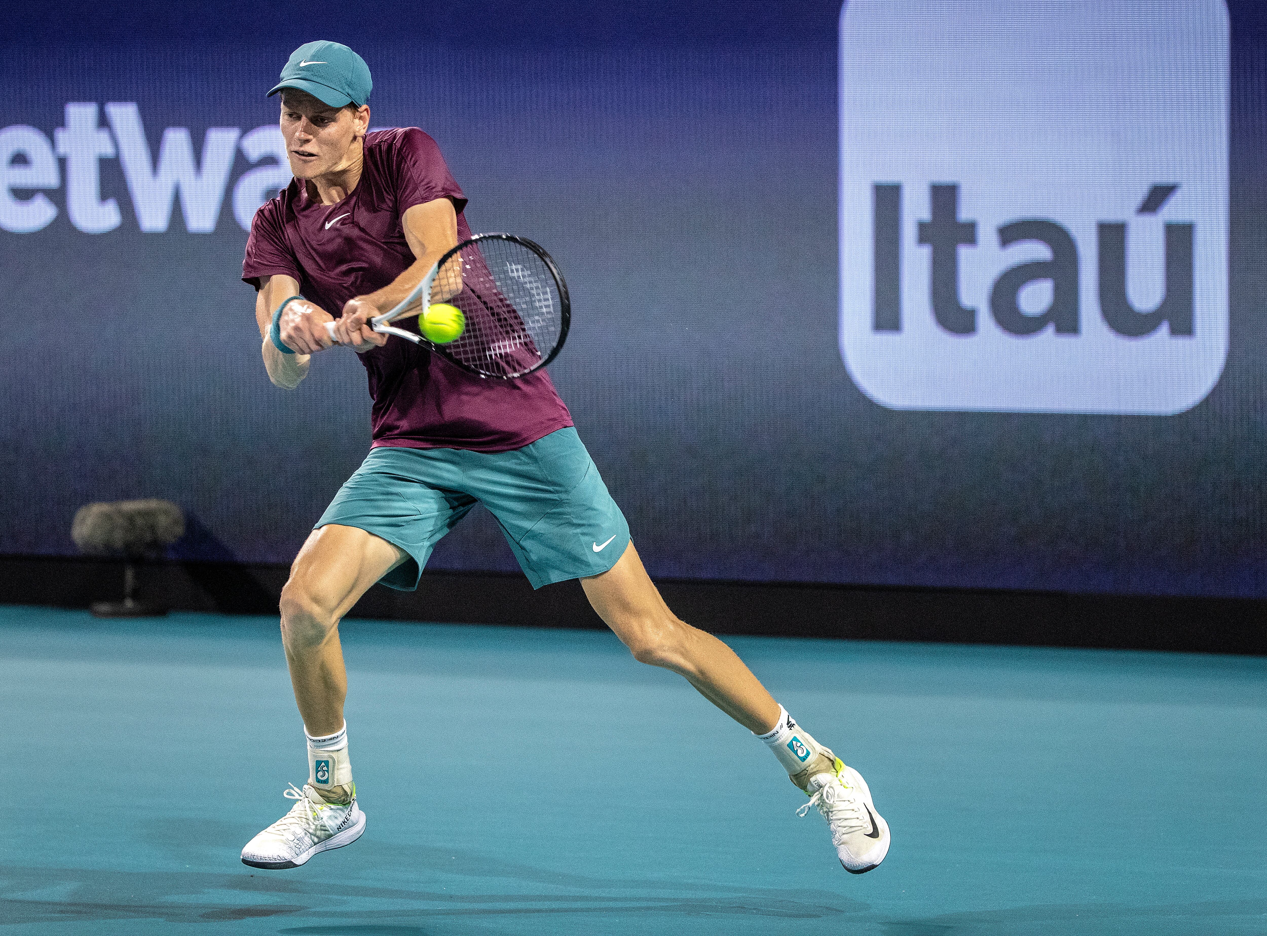 Yannik Sinner, finalista en Miami, durante su partido ante Alcaraz. (Tenis, Abierto, Italia, España, Estados Unidos) EFE/EPA/CRISTOBAL HERRERA-ULASHKEVICH