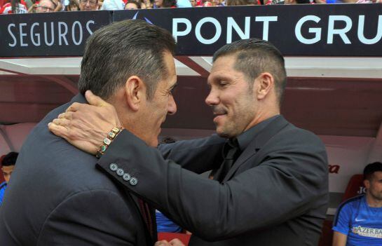 Los entrenadores del Atlético de Madrid, el argentino Diego Simeone, y del Granada, José Ramón Sandoval, se saludan al inicio del partido