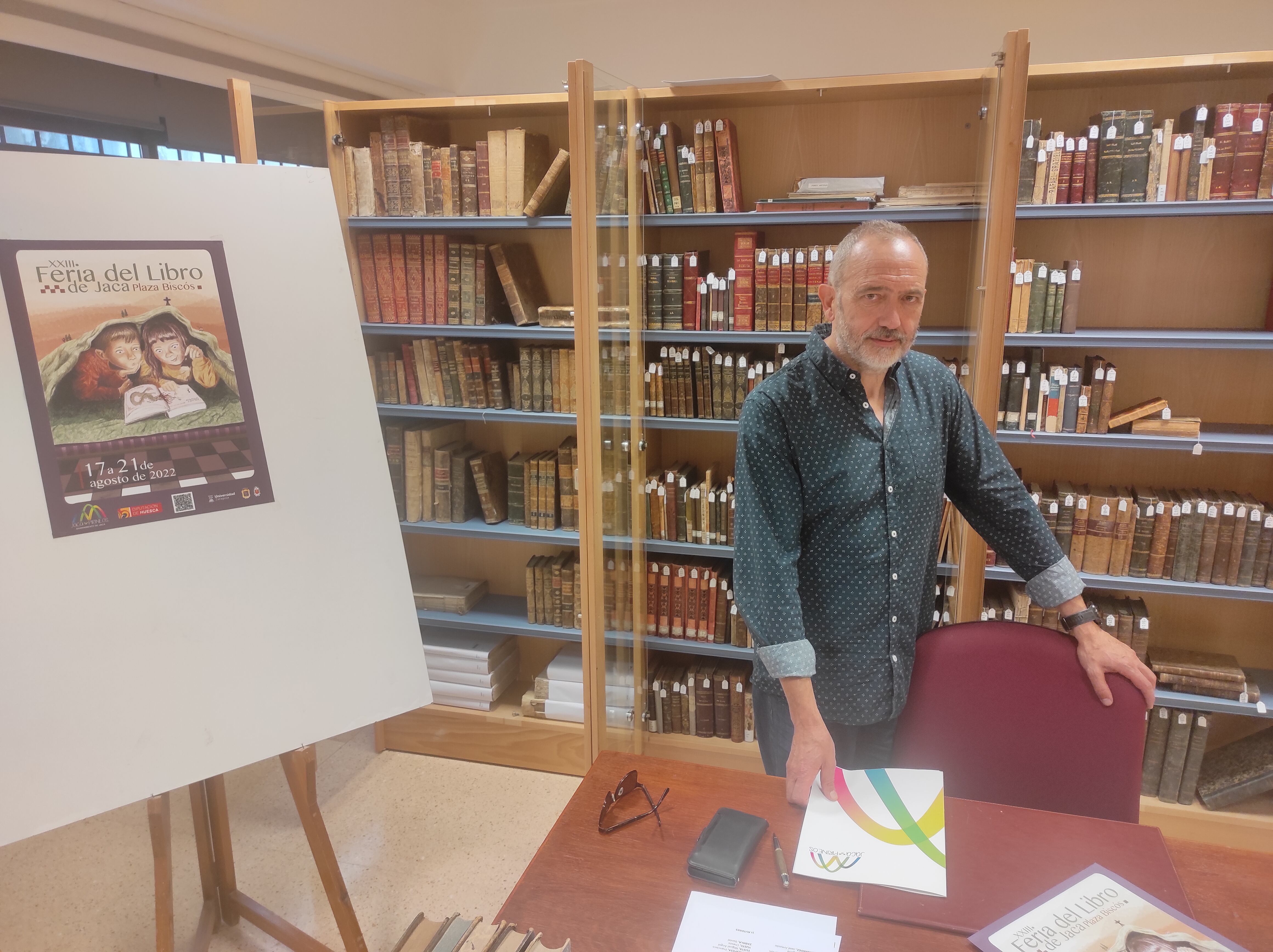 Javier Acin, concejal de cultura de Jaca en la presentación de la feria del libro