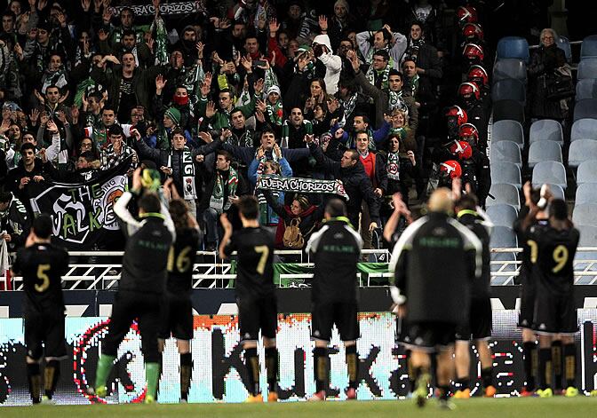 Los jugadores del Racing saludan a sus aficionados en Anoeta