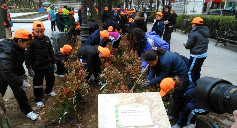 Niños participantes en la Plantación popular en el Paseo San Gregori