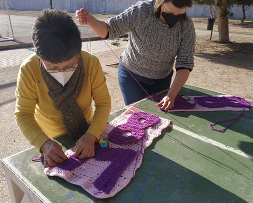 Veinte vecinas de Beniel decoran colegios e institutos con ganchillo para visibilizar el 8M