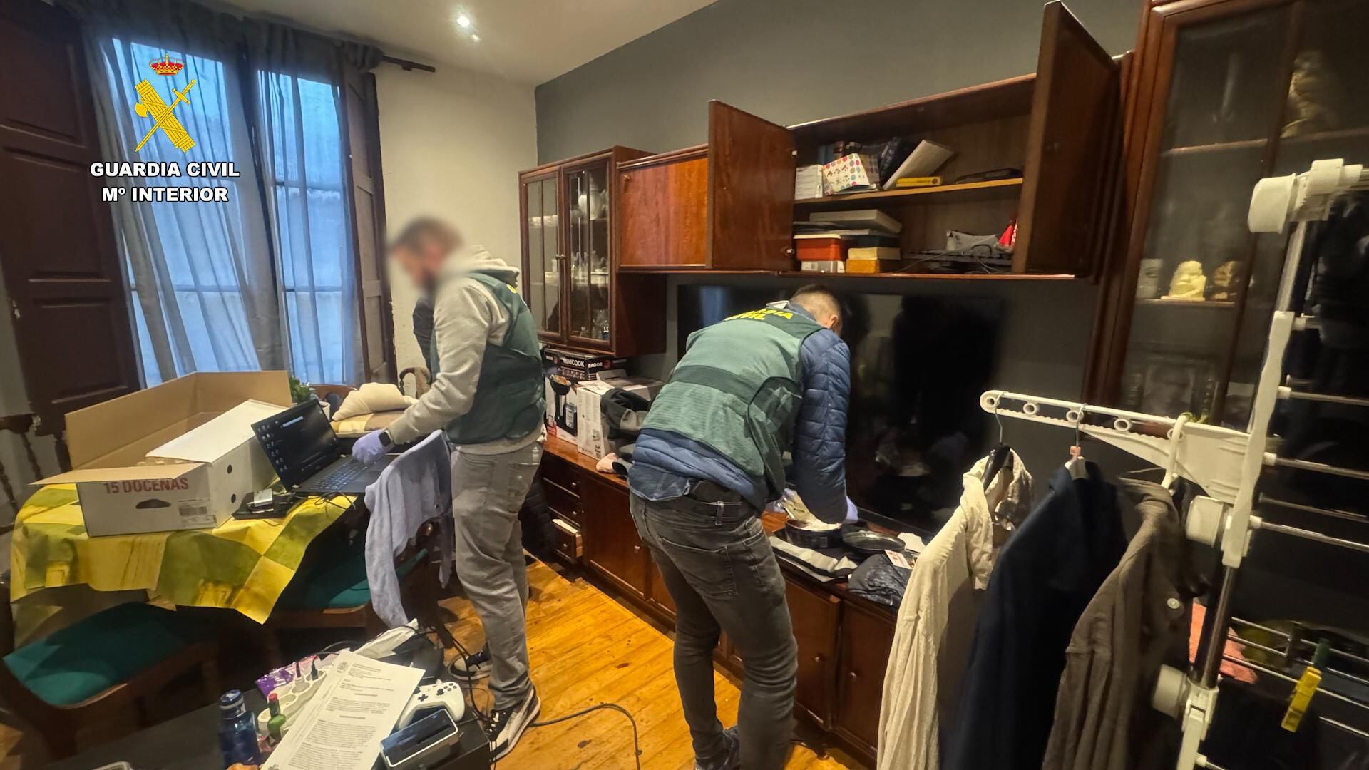 BILBAO, 31/05/2025.- La Guardia Civil ha detenido en Bilbao a un varón por un delito de corrupción de menores relacionado con pornografía infantil tras hallar en su domicilio imágenes y vídeos con contenido pedófilo en los que aparecían menores de edad, incluidos bebés. EFE/Guardia Civil/***SOLO USO EDITORIAL/SOLO DISPONIBLE PARA ILUSTRAR LA NOTICIA QUE ACOMPAÑA (CRÉDITO OBLIGATORIO)***