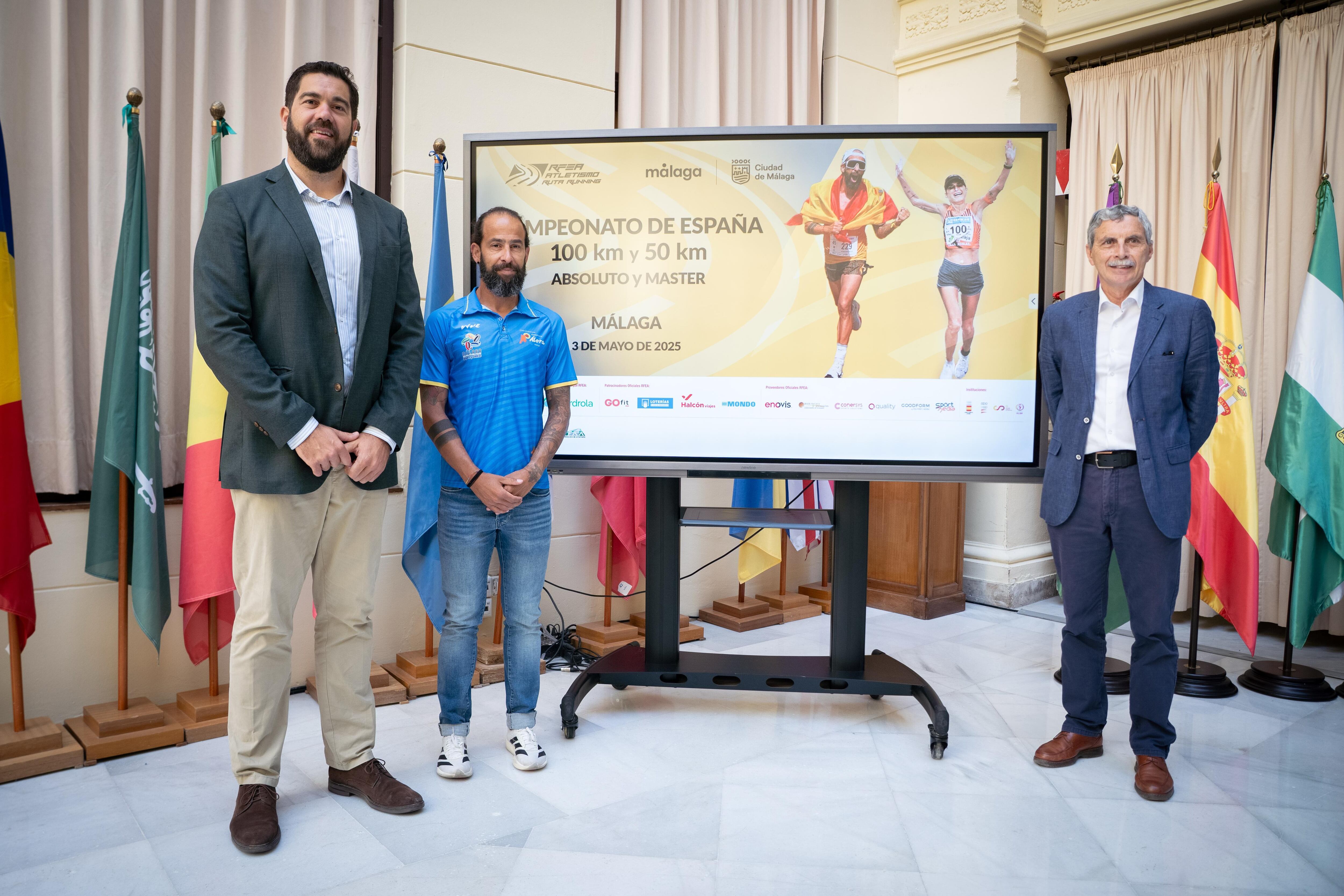 El concejal de Deportes, Borja Vivas, el presidente de la Federación Andaluza Enrique López Cuenca, y el campeón de España, Antonio Jesús Aguilar, en la presentación del Campeonato de España de atletismo en ruta