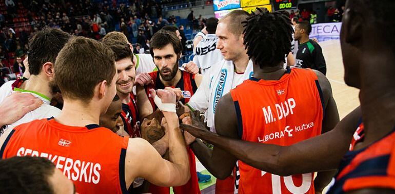 Los jugadores de Laboral Kutxa celebran su decimotercera victoria en Liga ACB