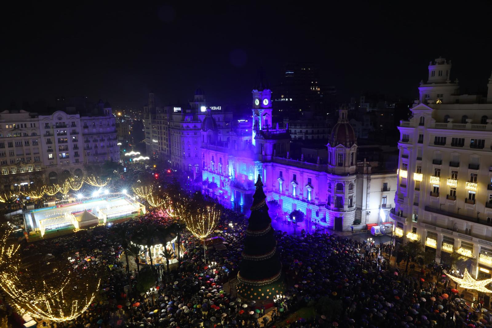 Fiesta de Nochevieja en la plaza del Ayuntamiento de València
