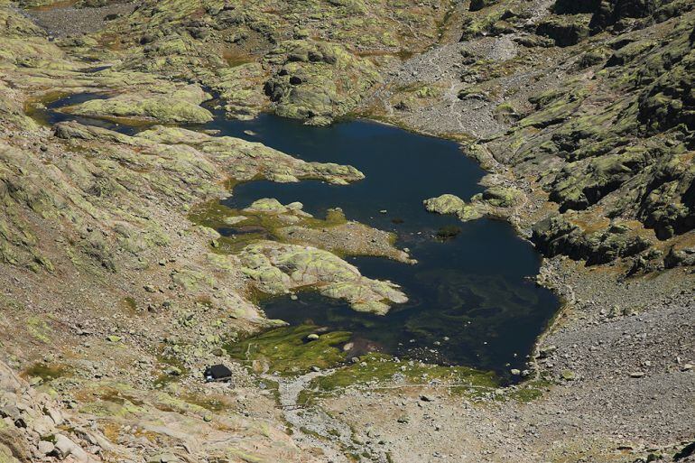 El refugio Elola se encuentra en las inmediaciones de la laguna Grande, en el circo de Gredos