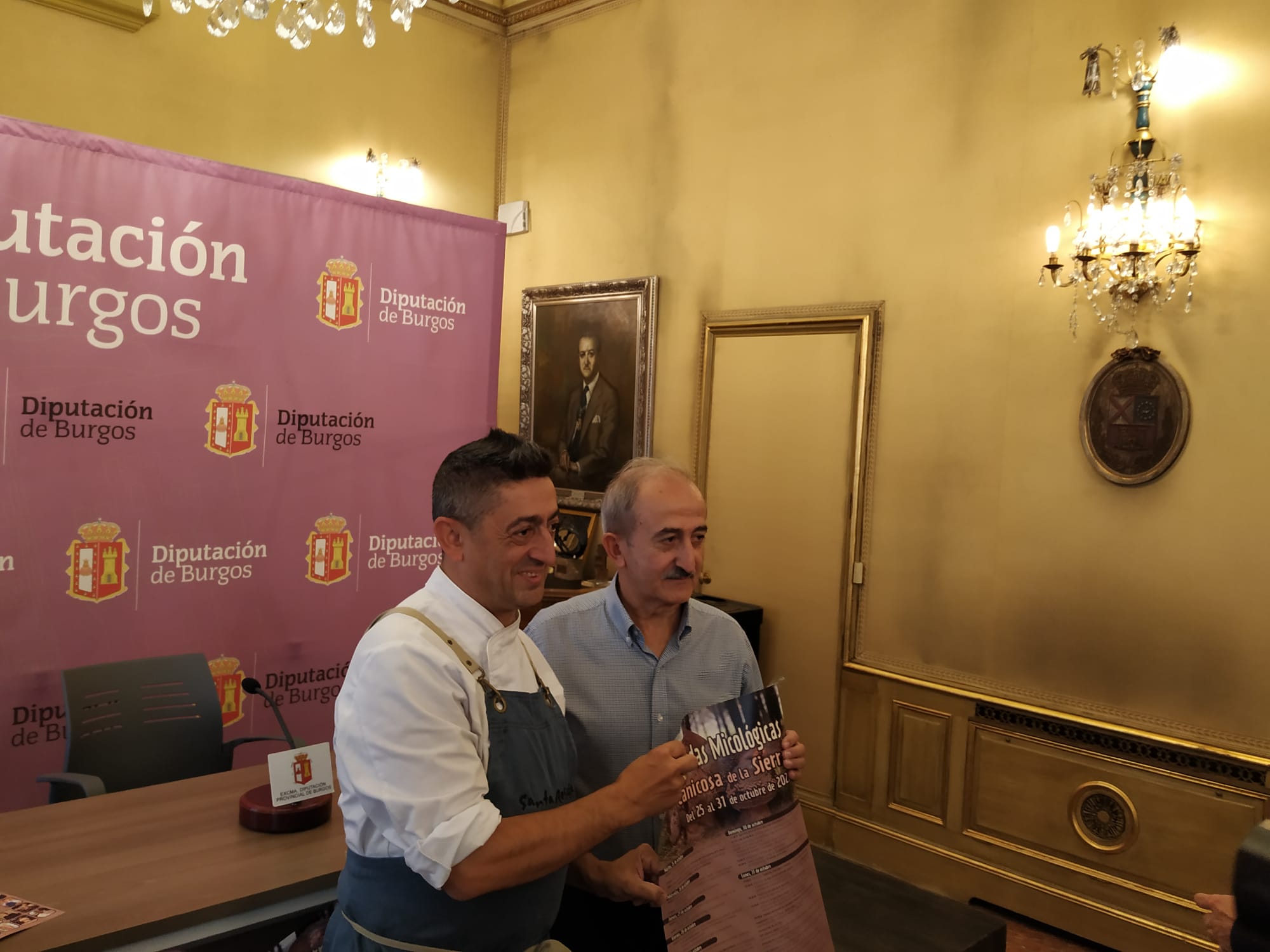 Nacho Rojo, chef, junto a Ramiro Ibáñez, alcalde de Canicosa de la Sierra,.