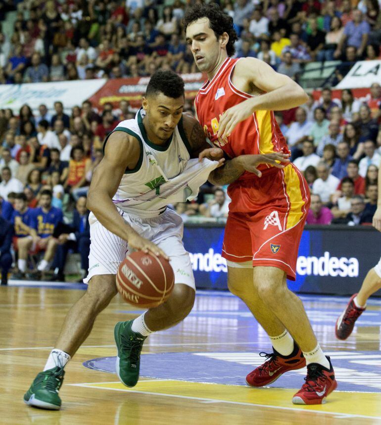 GRA147. MURCIA,11/10/2015.- El alero brasileño de UCAM Murcia Vitor Benite (d), defiende al escolta francés de Unicaja Edwin Jackson durante el partido de la primera jornada de la fase regular de la Liga ACB de baloncesto que ambos equipos disputaron hoy en el Palacio de los Deportes de Murcia. EFE/Marcial Guillén
