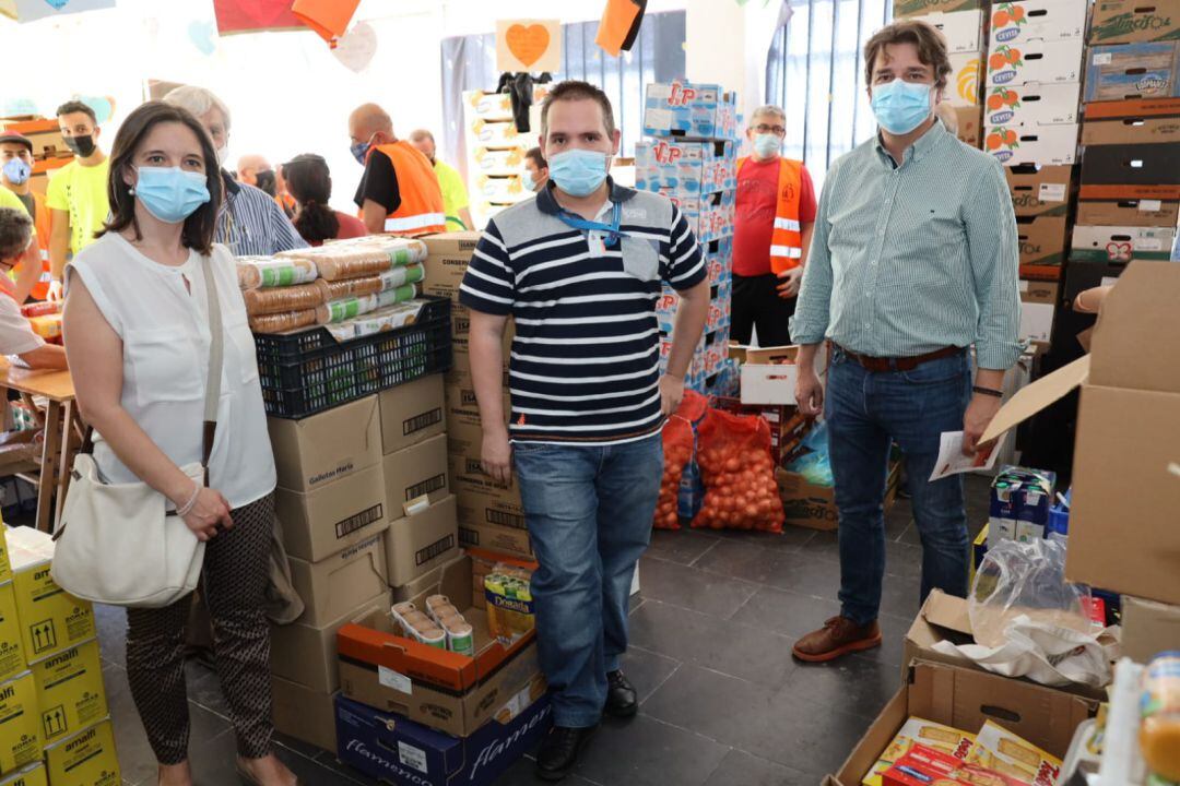 La Red Solidaria ya desarrollo en verano una campaña de recogida de alimentos. En la imagen el alcalde de Fuenlabrada (i) y la concejala de Bienestar Social (d) en un acto de entrega a la Asociación San Ricardo Pampuri.