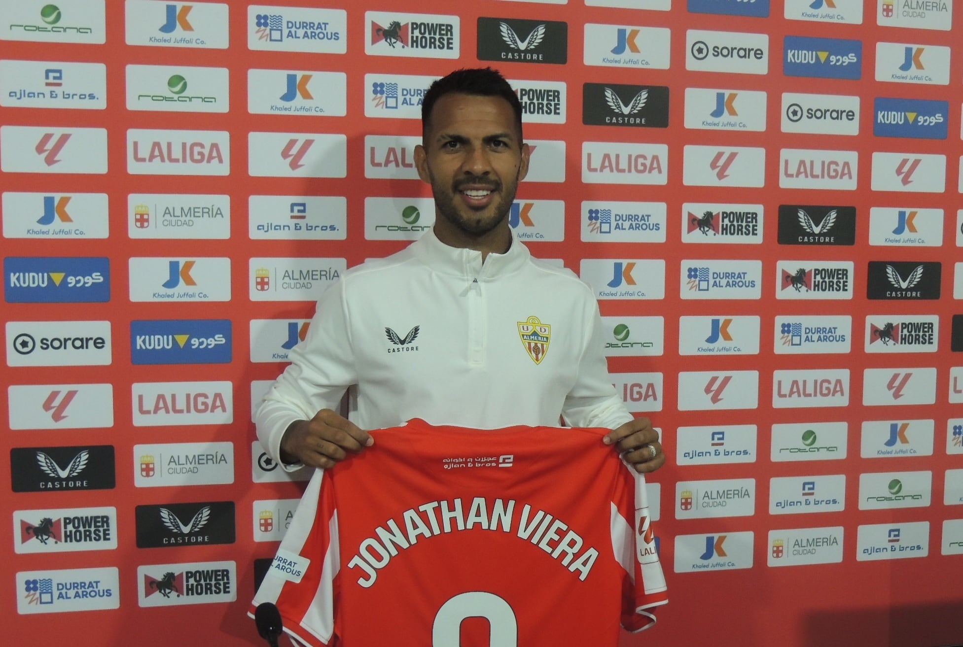 Jonathan Viera con el dorsal 8 listo para hacer disfrutar al Almería.