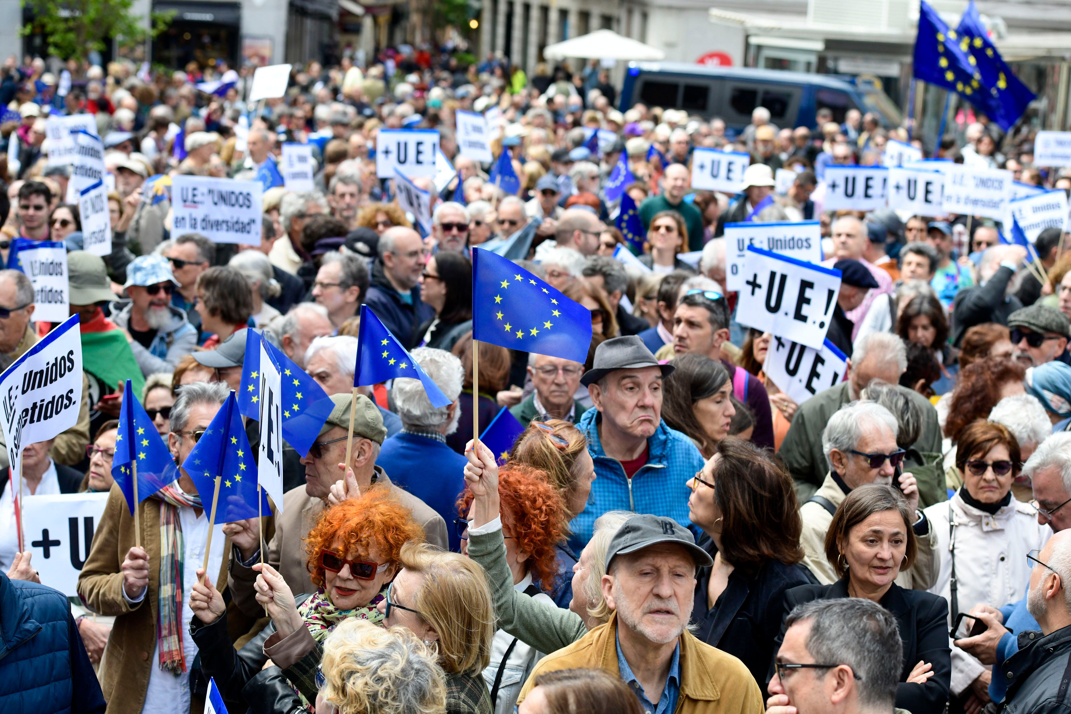 Miles de personas asisten a una concentración convocada por entidades sociales, sindicales y culturales bajo el lema 'En defensa de Europa y la democracia', ese domingo en Madrid. EFE/Víctor Lerena