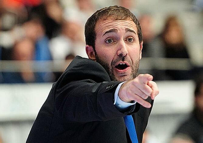 Sito Alonso indica el camino de la victoria contra Iberostar Tenerife.