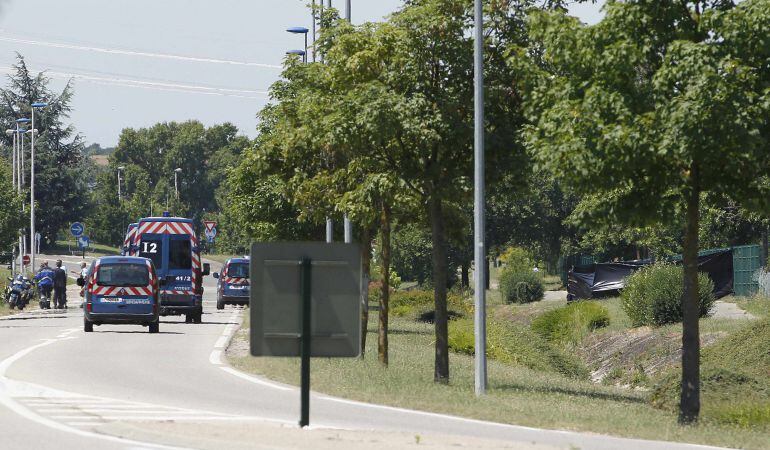 Agentes de la Gendarmería francesa en las inmediaciones del depósito de gas atacado cerca de Lyon.