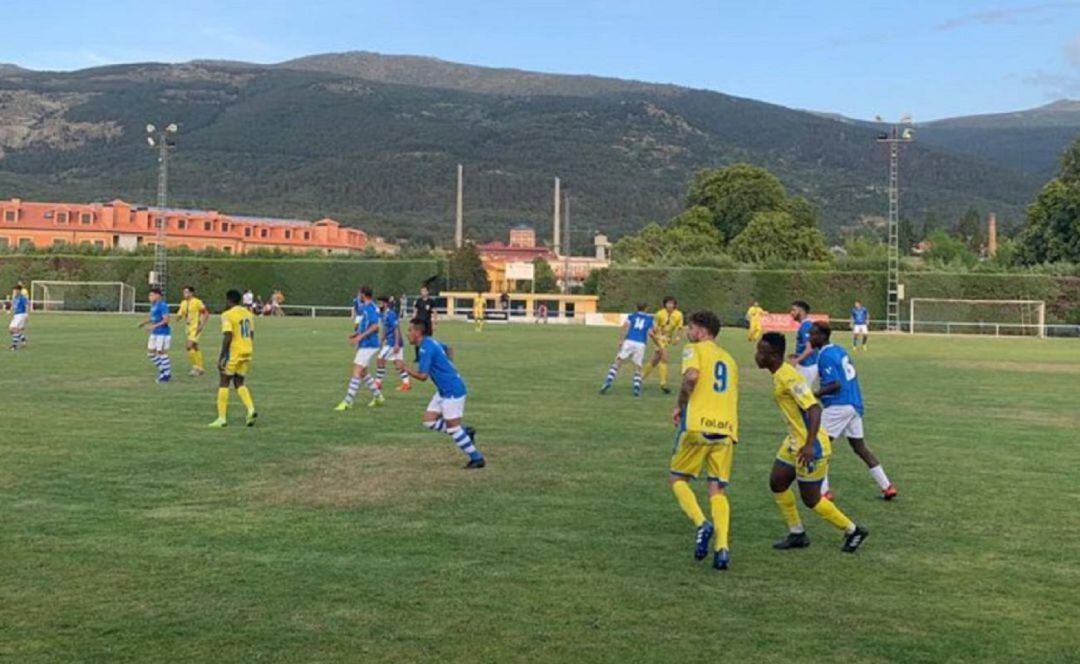 Imagen de uno de los recientes encuentros de la Arandina frente a La Granja, en territorio segoviano.