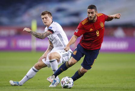 Koke disputando un balón con Toni Kroos en un España-Alemania