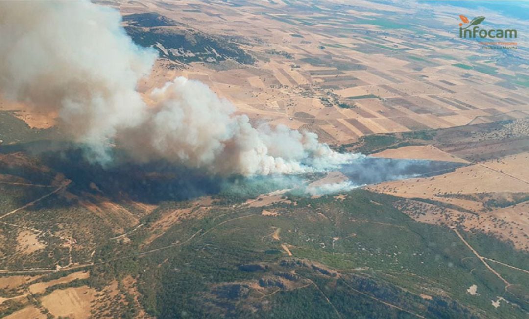 El fuego se iniciaba en la tarde del sábado y ha movilizado más de medio centenar de medios terrestres y aéreos