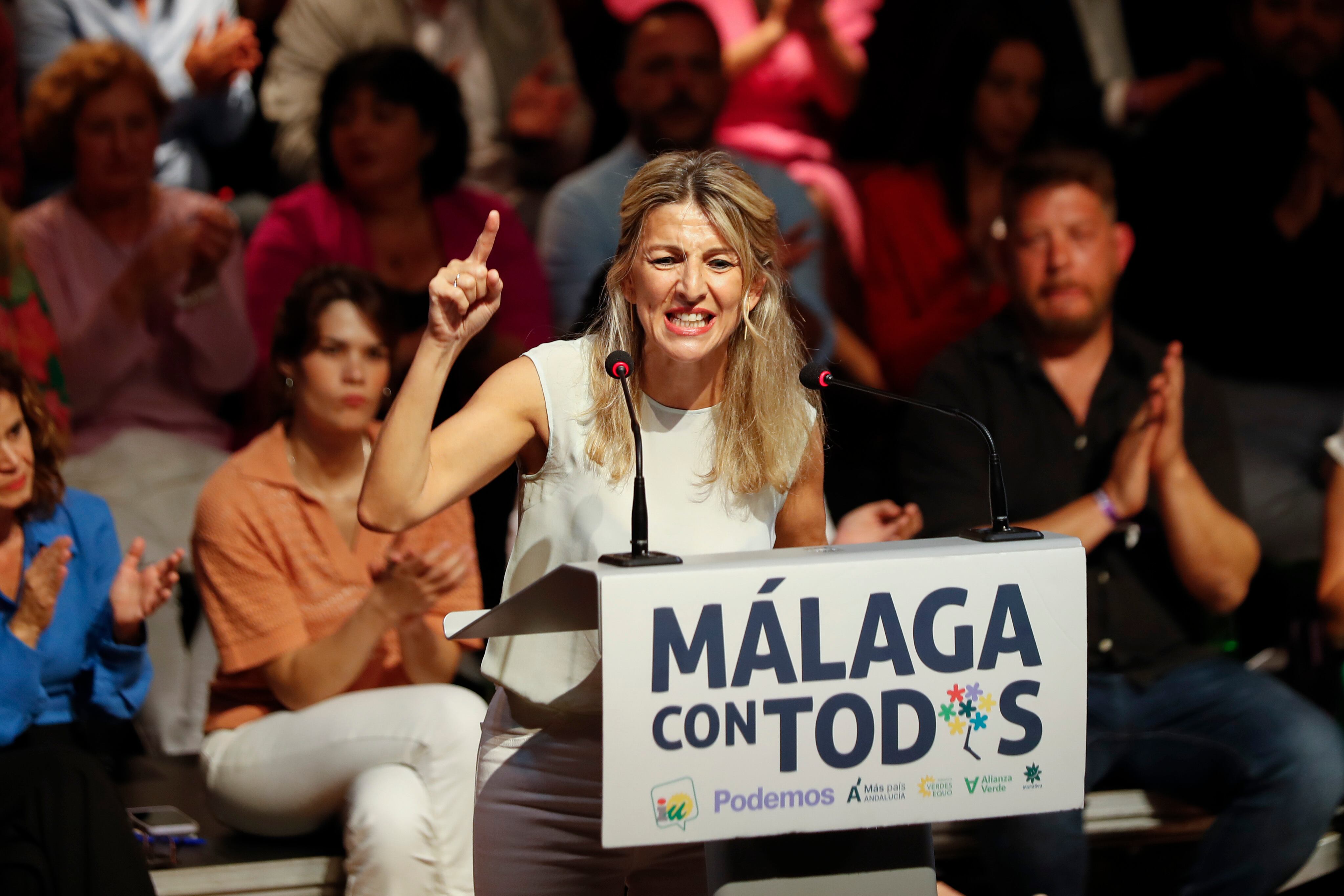 MÁLAGA, 22/05/2023.-La vicepresidenta segunda del Gobierno y líder de Sumar, Yolanda Díaz, durante su intervención en un acto de campaña este lunes en el palacio de Congresos de Málaga.-EFE/Jorge Zapata