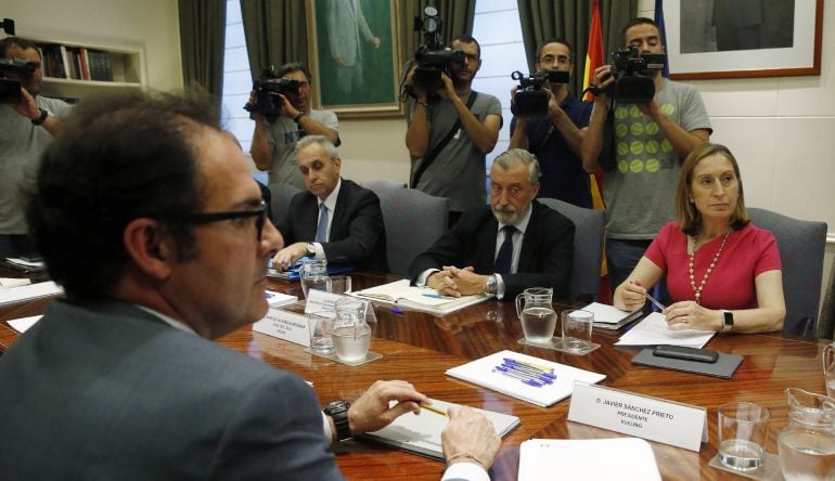 La ministra de Fomento, Ana Pastor, junto al secretario de Estado de Infraestructuras, Julio Gomez Pomar durante su reunión con el presidente de Vueling, Javier Sanchez Prieto, y otros dirigentes de la aerolínea.