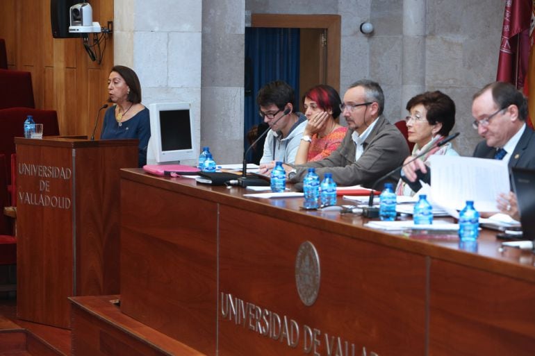 Milagros Alario interviene en el claustro después de ser elegida defensora de la Comunidad Universitaria