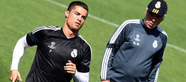 Ancelotti mira a Cristiano durante un entrenamiento