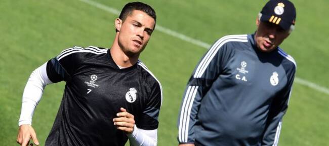Ancelotti mira a Cristiano durante un entrenamiento