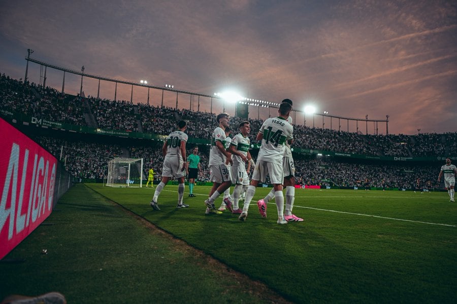 Los jugadores del Elche celebran uno de los goles en su victoria ante el Levante