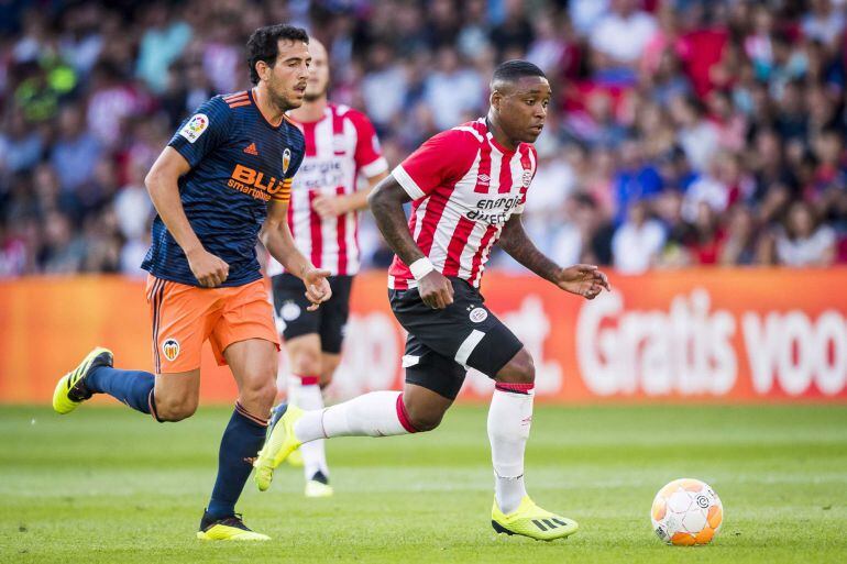 Eindhoven player Steven Bergwijn (R) fights for the ball with Valencia&#039;s midfielder Dani Parejo during the friendly match between PSV Eindhoven and FC Valencia in Eindhoven