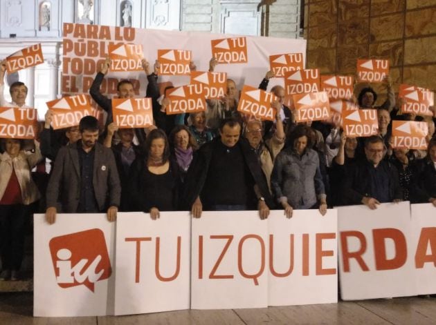 Pancartas de Izquierda Unida, en la Plaza de La Seo