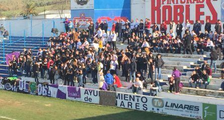 Aficionados del Real Jaén en Linarejos.