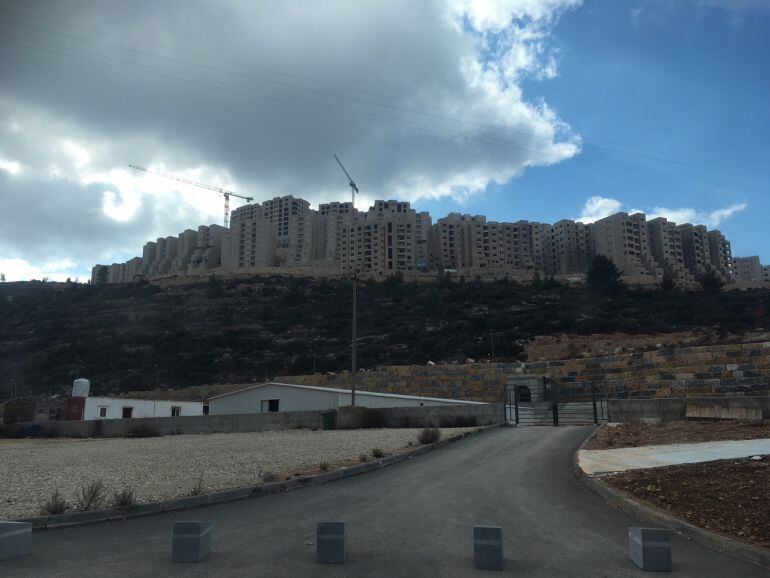 Vista de la ciudad de Rawabi desde la carretera de entrada