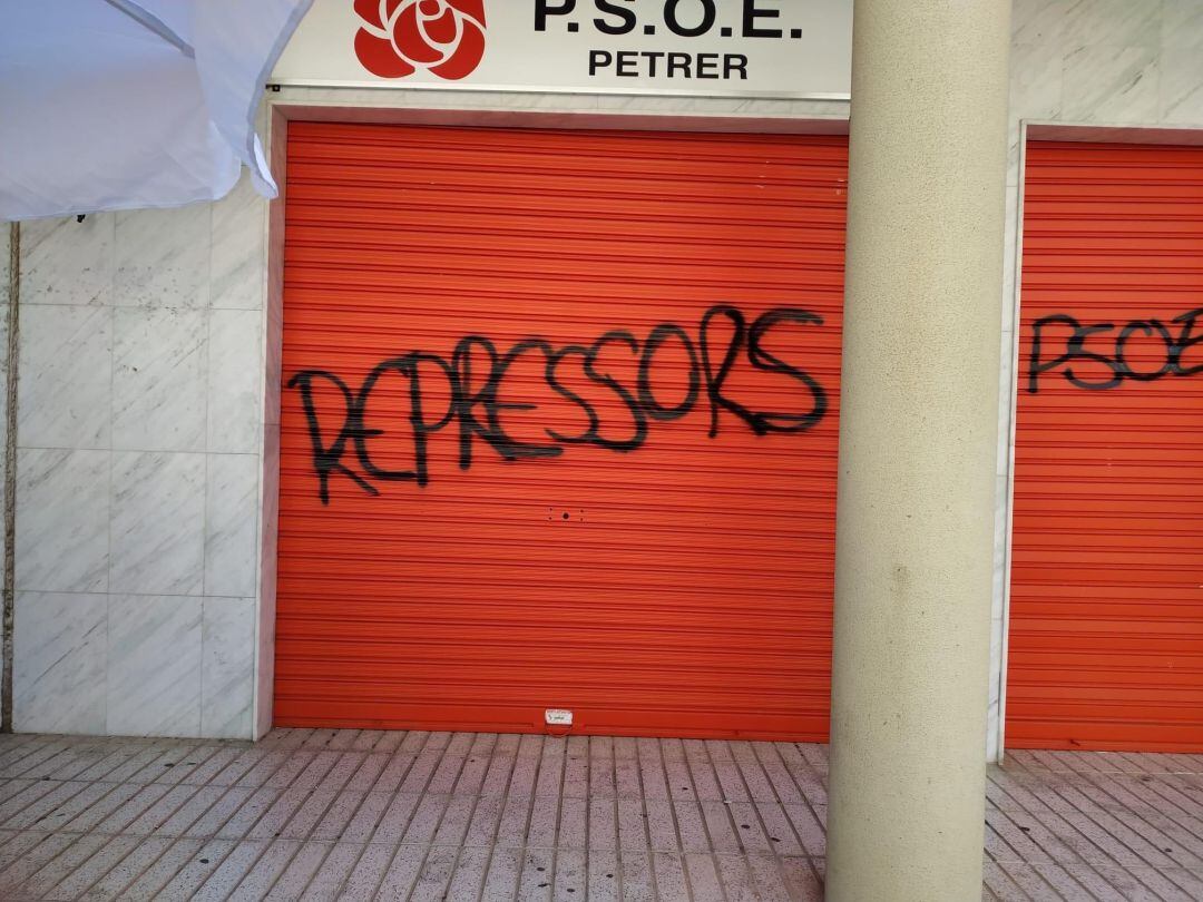 Pintada en la sede del PSOE de Petrer