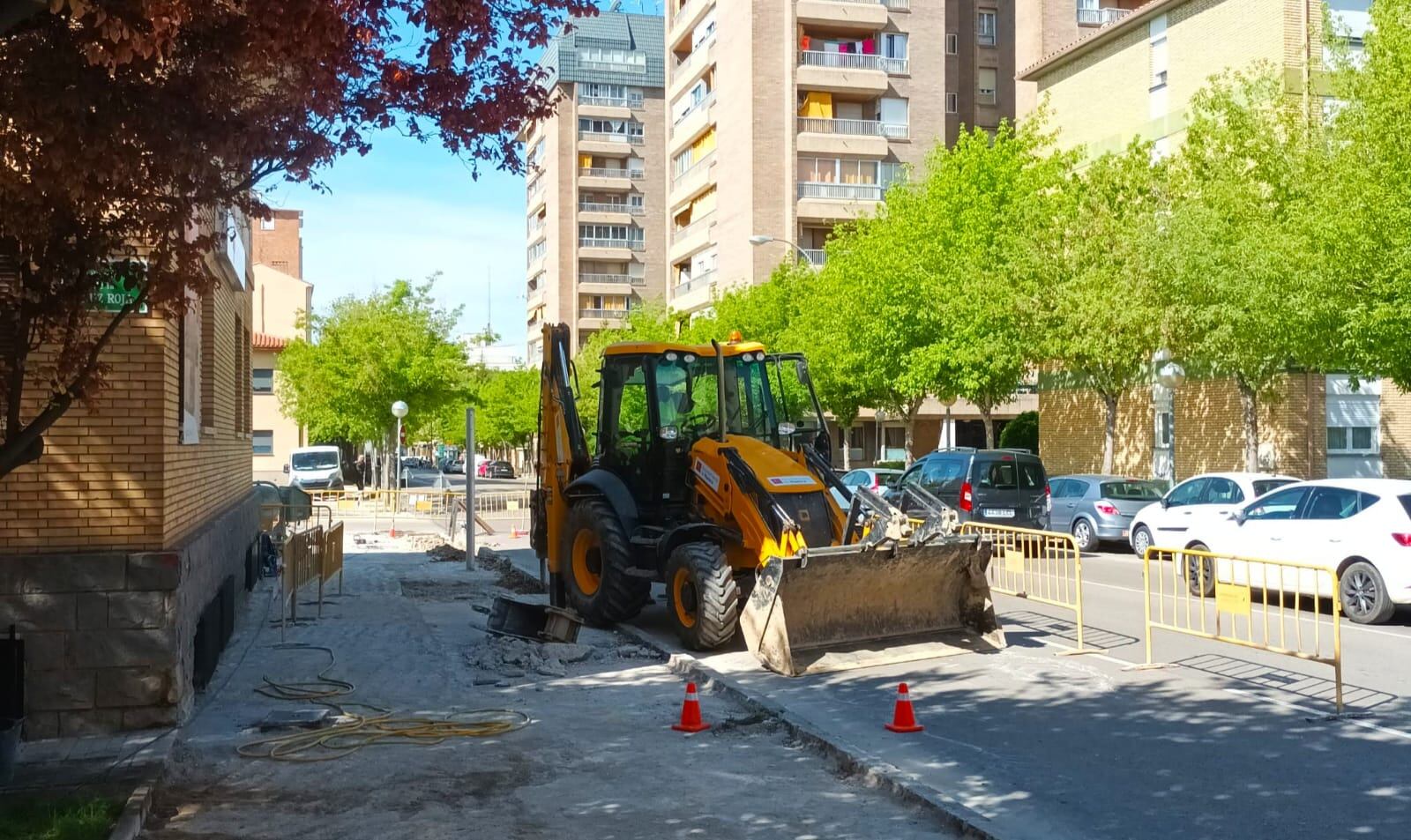 Trabajo en las aceras de la Avenida de la Paz en Huesca