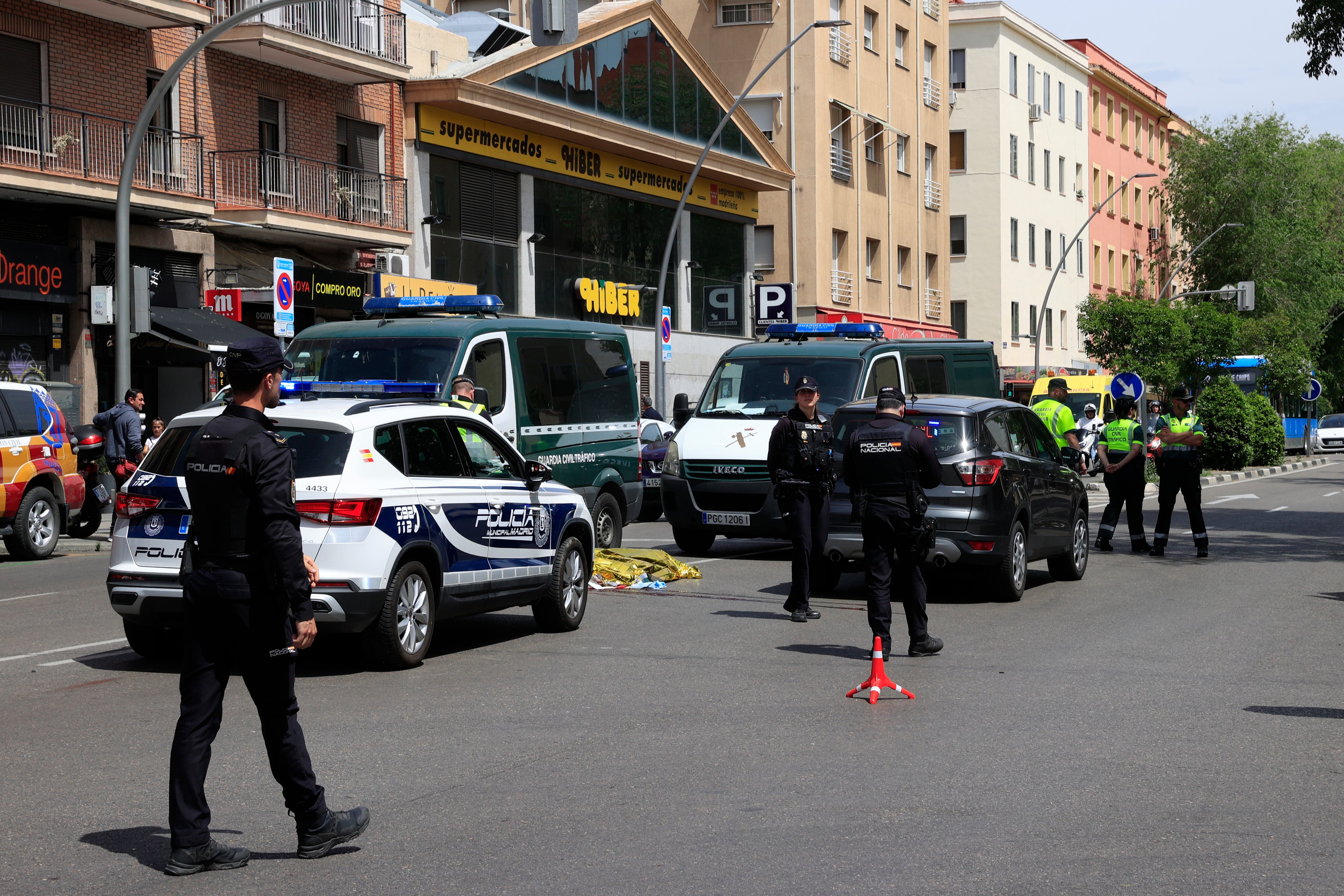 Agentes de la Policía Nacional y de la Guardia Civil, en el paseo de la Extremadura en Madrid, donde este jueves han muerto dos personas atropelladas en dos puntos distintos de la calle. Los investigadores descartan un posible móvil terrorista. El conductor huía de la Guardia Civil y ya ha sido detenido.