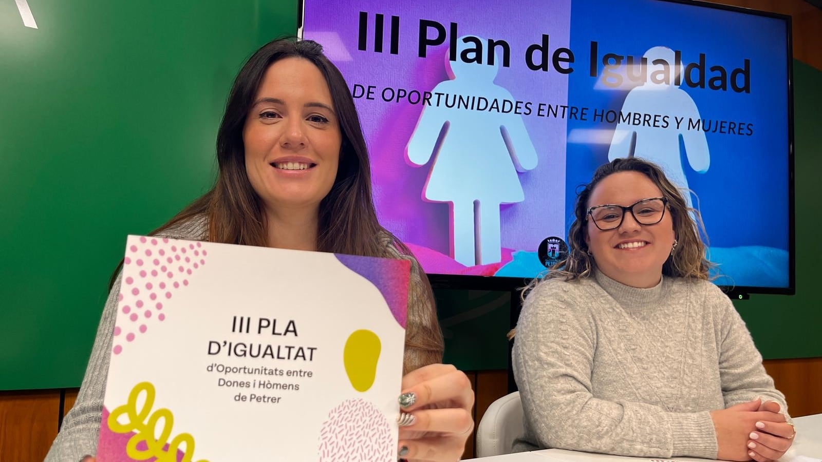 Nuria Molina, agente de Igualdad de Petrer; y Ana Tortosa, edil del área; han presentado el tercer Plan de Igualdad