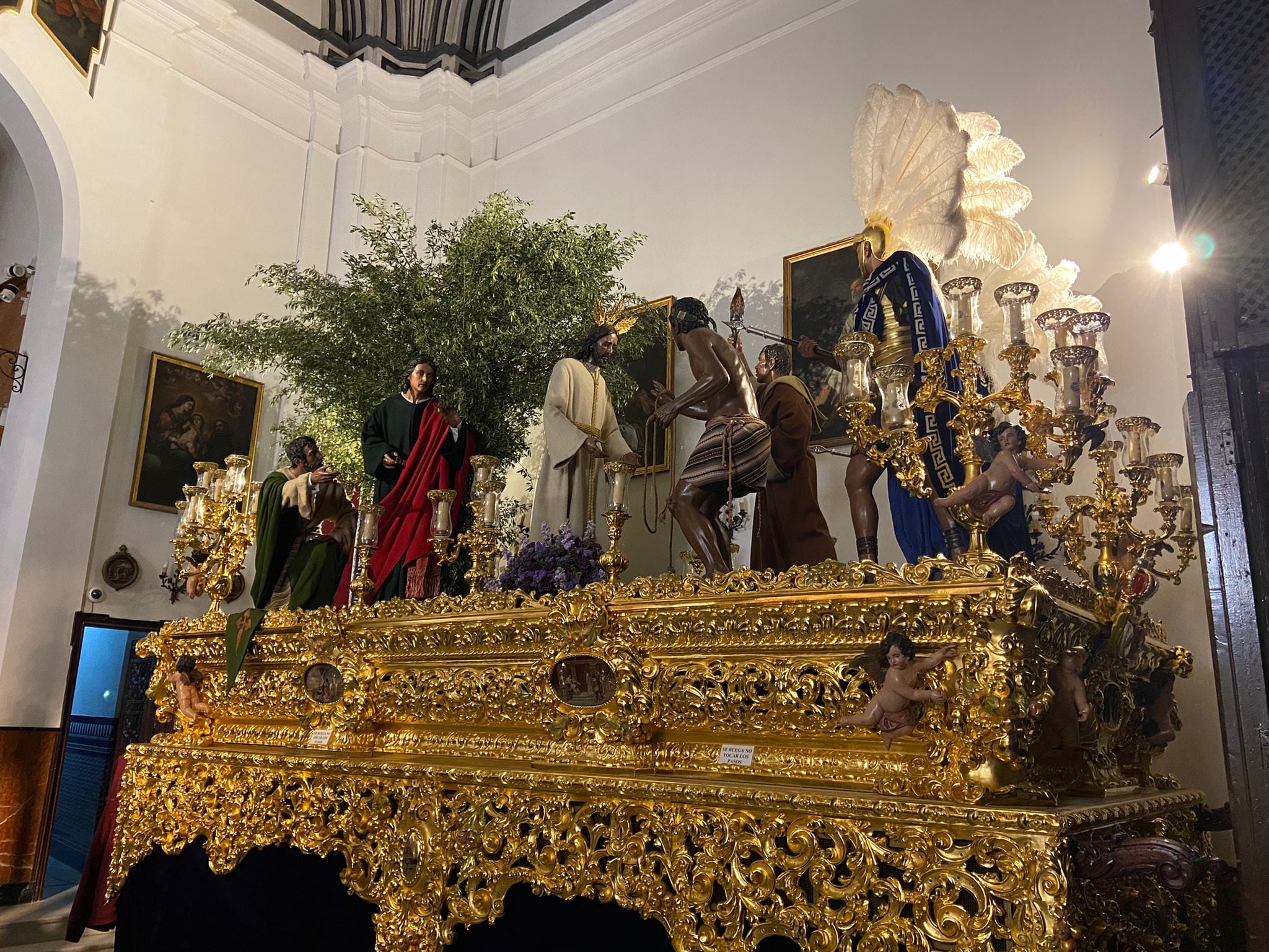 El paso de misterio de la Hermandad de Los Panaderos, en el interior de su capilla de San Andrés