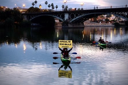 Activistas de Greenpeace en kayak lanza el mensaje al alcalde de Sevilla