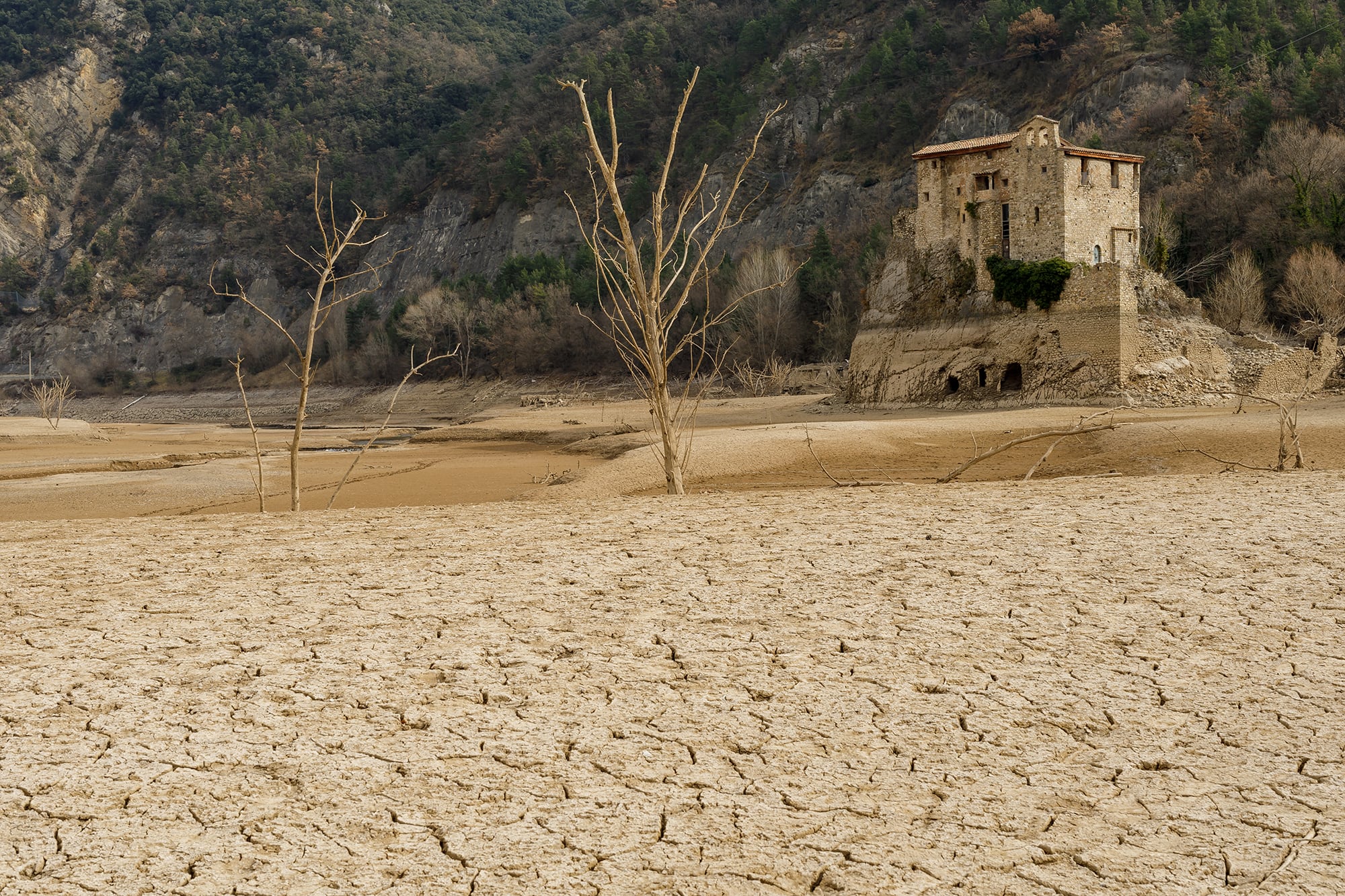 El embalse de la Baells, en Barcelona, evidencia la sequía que afecta a España desde hace tres años.