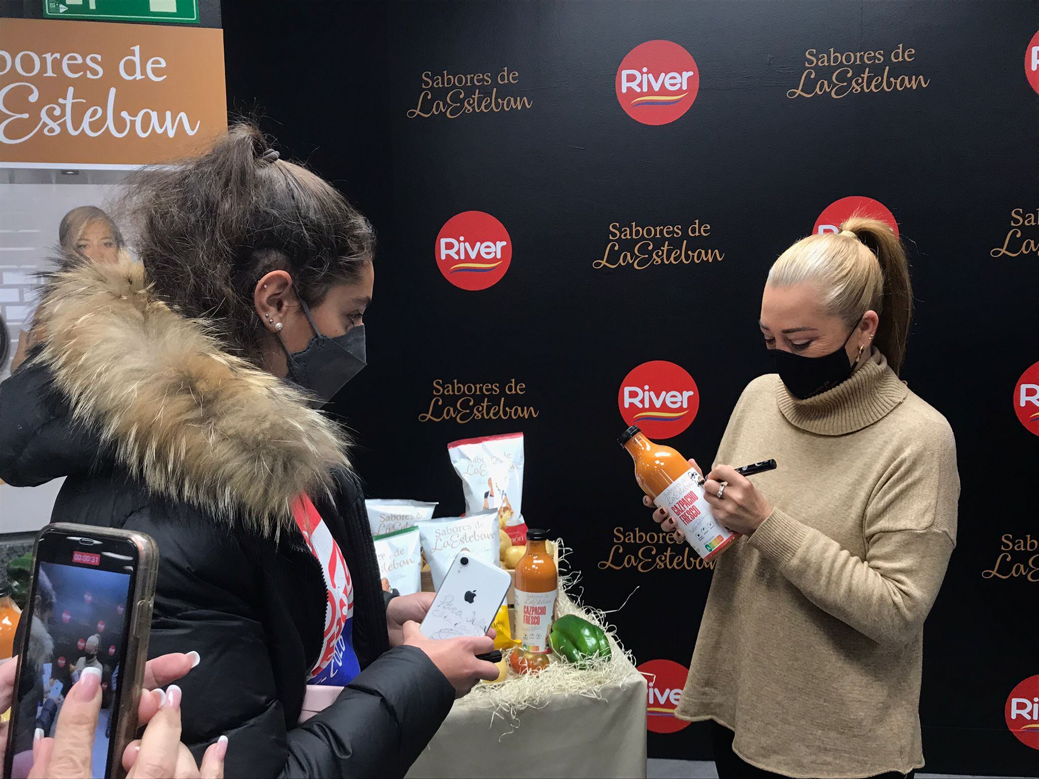 Belén Esteban signa els seus productes a una seguidora