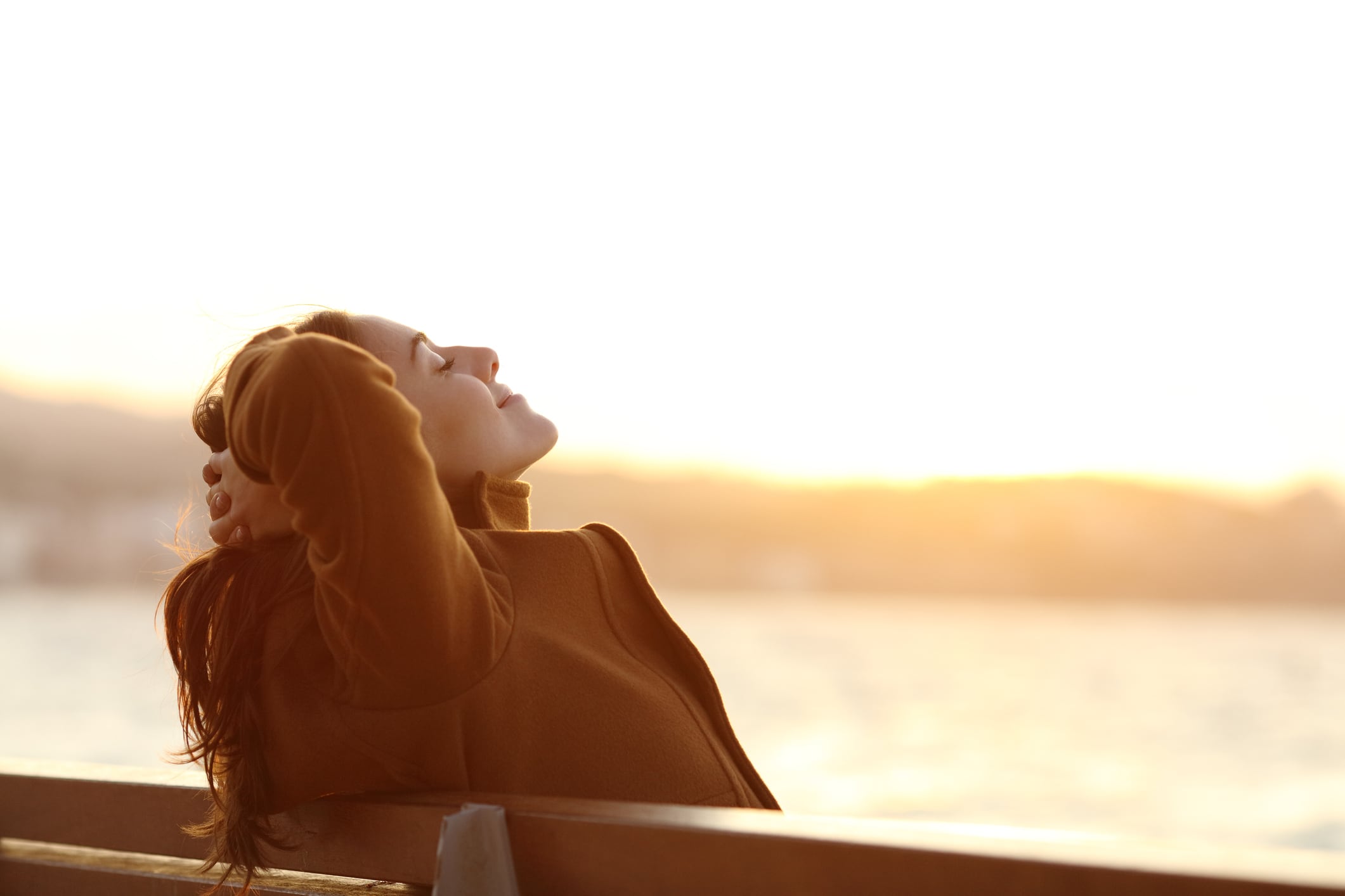 Una mujer disfruta del sol