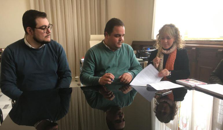 Firman del contrato del servicio de ayuda a domicilio en Martos