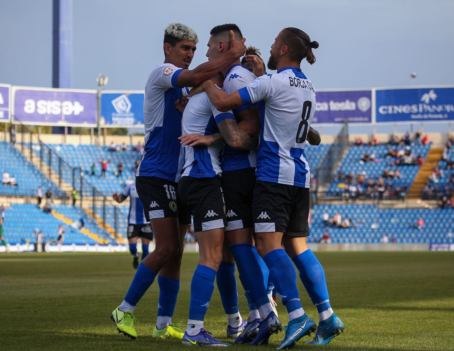 Raúl González, jugador del Hércules CF, celebra su gol son sus compañeros frente a Mancha Real