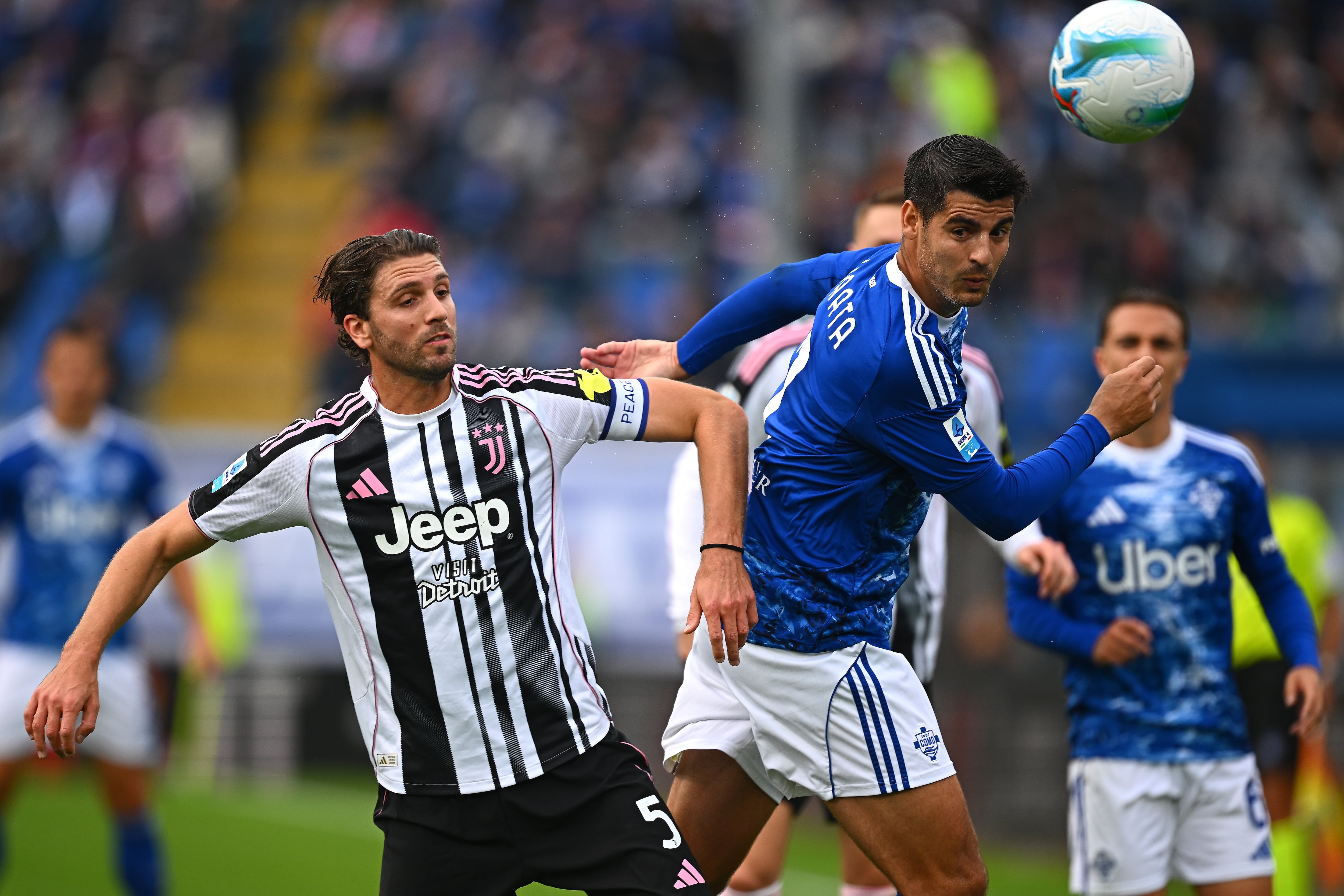 Morata rematando un balón en el encuentro contra la Juventus