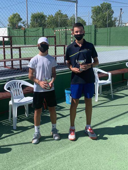 Antonio Manuel López (Izquierda) y Rubén Germán (Derecha) muestran sus trofeos como campeones en categoría infantil