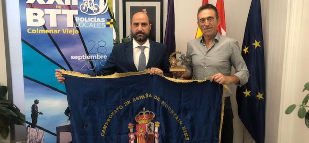 Jorge García, alcalde de Colmenar, recibe el estandarte de la mano de José María Revuelta