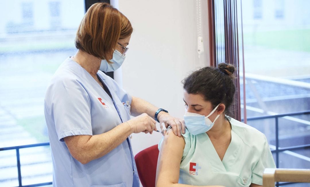 Un trabajadora sanitaria inyecta la segunda dosis de la vacuna de Pfizer.